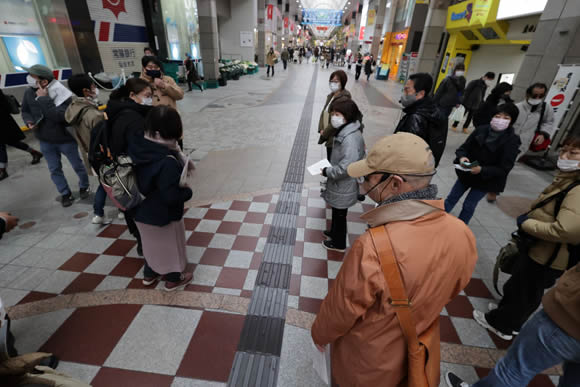 路面に化粧タイルで斜めに模様が走っています。